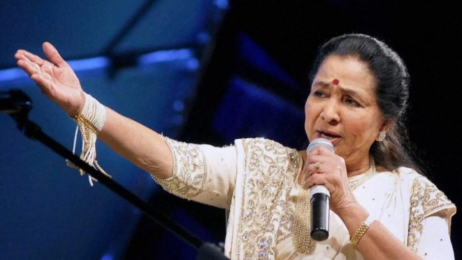 Asha Bhosle Mesmerizes at 91 with Tauba Tauba Performance in Dubai