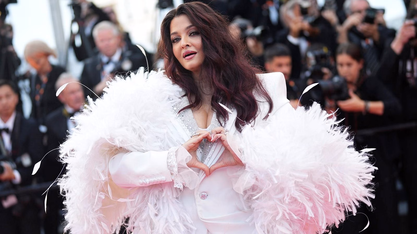 Aishwarya Rai Bachchan's Debut Cannes 2026 Look Creates Social Media Frenzy: Fashion Icon Strikes Again
